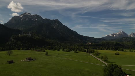 Wunderschönes-Historisches-Schloss-Neuschwanstein-Auf-Dem-Gipfel-Des-Berges-In-Schwangau,-Bayern,-Deutschland