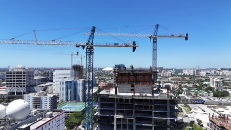 Drone-Volando-Sobre-El-Centro-De-Miami,-Nuevas-Construcciones