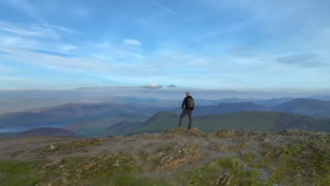 Caminante-De-Montaña-En-La-Cumbre