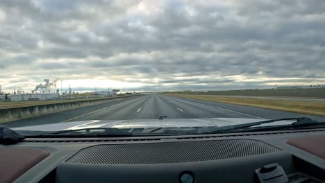 POV---Fahrt-Auf-Der-Interstate-37-An-Einem-Bewölkten-Tag