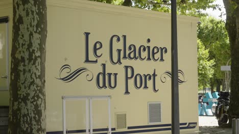 Le-Glacier-du-Port-entrance-logo-design-closeup