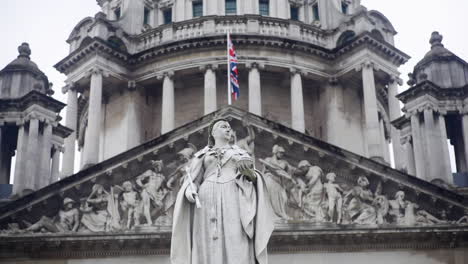 Queen-Victoria-statue-at-Belfast-City-Hall,-which-is-the-civic-building-of-Belfast-City-Council-located-in-Donegall-Square,-Belfast,-Northern-Ireland