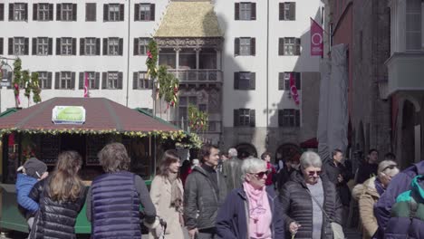 Easter-market-stands-in-front-of-the-Golden-Roof-on-Herzog-Friedrich-Street-in-Innsbruck,-Austria