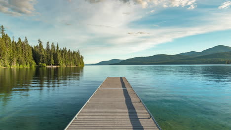 Muelle-De-Madera-En-El-Lago-Priest-En-El-Condado-De-Bonner,-Idaho.