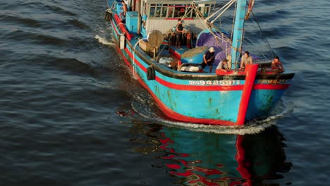 Primer-Plano-Aéreo-Del-Tradicional-Barco-De-Pescadores-Vietnamita-Catamarán-Navegando-Por-El-Mar-Océano-En-Vietnam