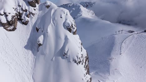 Drohnenflug-über-Die-Majestätischen-Berggipfel-Der-Dolomiten,-Italien