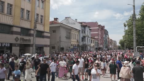 Tausende-Glückliche-Menschen-Laufen-Durch-Die-Straßen-Der-Stadt-Des-Bulgarischen-Rosenfestivals