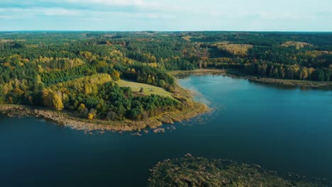 Luftaufnahme-Eines-Malerischen-Sees-Und-Herbstwaldes-Per-Drohne---Polska-Olsztyn