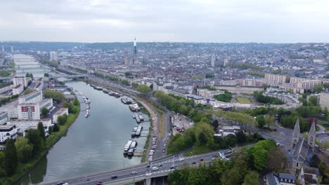 Panorámica-Aérea-De-La-Ciudad-De-Rouen-Y-El-Río-Sena-En-Francia,-Día-Nublado.