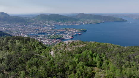 Wunderschöne-Aussicht-Auf-Bergen-Vom-Sandviksfjellet