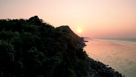 Ein-Atemberaubender-Tagesausklang-Am-Aussichtspunkt-Mae-Nam,-Koh-Samui,-Thailand,-Mit-Sonnenuntergang-über-üppigen-Grünen-Hügeln-Und-Dem-Ruhigen-Meer