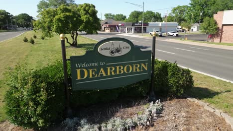 Willkommen-In-Dearborn,-Michigan-Schild-Mit-Stabilem-Video-Oben-Und-Verkehr-Im-Hintergrund