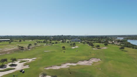 Vogelperspektive-Des-Termas-De-Rio-Hondo-Golfclubs-An-Einem-Wunderschönen-Sonnigen-Tag