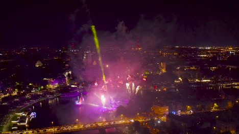 Fireworks-over-Wawel-Royal-Castle-and-Vistula-river-in-Krakow-during-Dragon-Parade,-Poland