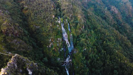 Vista-Aérea-Del-Bosque-Medio-De-La-Cascada-En-Nepal