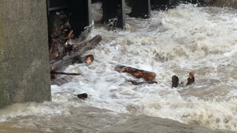 Donau-Nahe-Höchststand,-Bei-Hochwasser-In-Bayern,-Staustufe-Bergheim-Bei-Ingolstadt-Lässt-Etwas-Druck-Ab