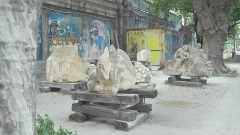 Skulpturen-Entlang-Des-Kanals-In-Wien