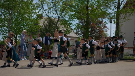 Bayerische-Kinder-Beginnen-Einen-Traditionellen-Maibaumtanz