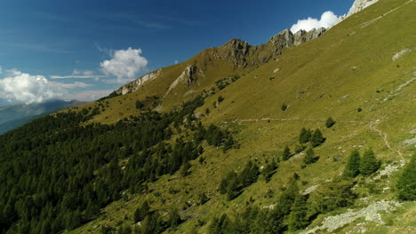 Un-Dron-Aéreo-Disparó-Un-Paisaje-Montañoso-Verde-Y-Pintoresco-En-Un-Día-Soleado