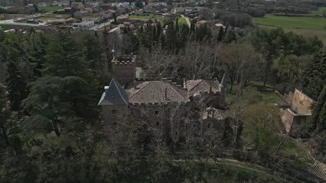 Una-Lenta-Inclinación-Ascendente-Que-Revela-Una-Foto-Del-Castillo-De-Perafita-En-Cataluña,-España