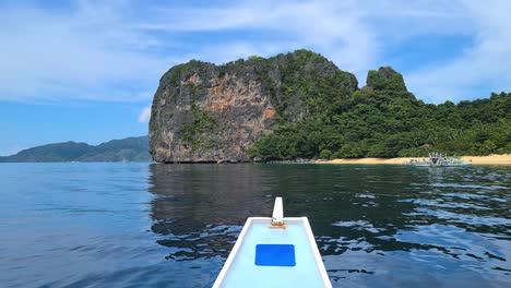 Barco-Navegando-Frente-A-Una-Playa-Tropical-Deshabitada-Y-A-Una-Isla,-El-Nido,-Palawan,-Filipinas