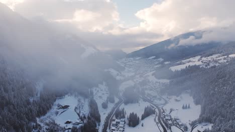 Drohnenflug-über-Die-Majestätischen-Berggipfel-Der-Dolomiten,-Italien