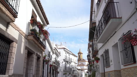 Calle-Estrecha-Del-Centro-De-Estepona,-Vista-Inclinada-Hacia-Arriba.