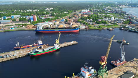 Vogelperspektive-über-Den-Hafen-Von-Riga-Mit-Kränen-Und-Großen-Schiffen-Auf-Dem-Fluss-Daugava