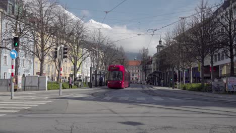 Eine-Straßenbahn-Fährt-In-Eine-Haltestelle-Ein,-Fahrgäste-Steigen-Ein-Und-Aus-Und-Die-Straßenbahn-Verlässt-Die-Haltestelle