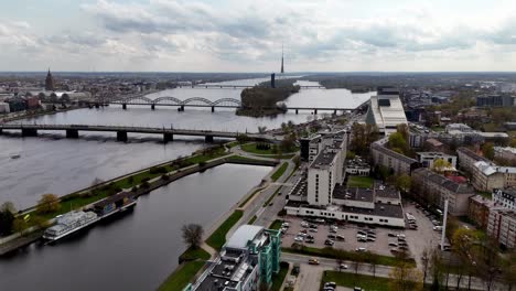 Puente-Ferroviario-Entre-El-Puente-De-Las-Islas-Y-El-Puente-De-Piedra-Sobre-El-Río-Daugava-En-Riga,-Letonia.