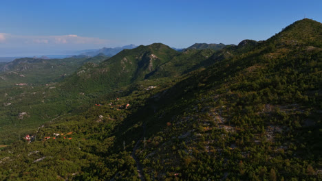 Vista-Aérea-Volando-Sobre-Las-Tierras-Altas-De-Budva,-Soleado-Día-De-Verano-En-Montenegro