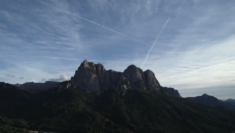 Alejamiento-Lento-De-La-Montaña-En-Bolzano-Drone-4k