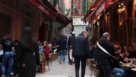 La-Gente-Come-En-Restaurantes-Al-Aire-Libre-En-Las-Calles-De-Vieux-Nice-En-Francia,-Toma-Estática