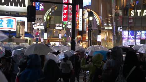 Dynamische-Nacht-An-Der-Shibuya-Kreuzung-Bei-Regen