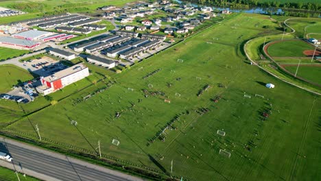 Toma-Aérea-De-Un-Dron-De-Un-Grupo-De-Niños-Jugando-Fútbol-En-Un-Campo-De-Fútbol-Al-Aire-Libre-En-Winnipeg,-Manitoba,-Canadá.