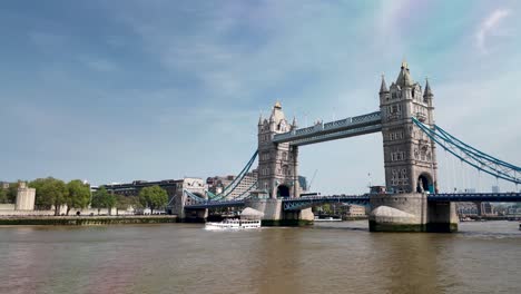 Die-Berühmte-Tower-Bridge-überspannt-An-Einem-Klaren-Tag-Die-Themse,-Unter-Der-Boote-Hindurchfahren