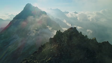 Toma-Aérea-De-Drones-Del-Pico-De-La-Montaña-Celestial.