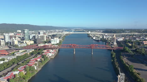 Drohne-Fliegt-In-Richtung-Broadway-Bridge-Und-Fremont-Bridge-In-Portland,-Oregon