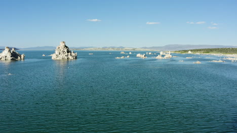 Drohnenaufnahmen-Vom-Mono-Lake-Im-Yosemite-Mit-Den-Umliegenden-Bergen