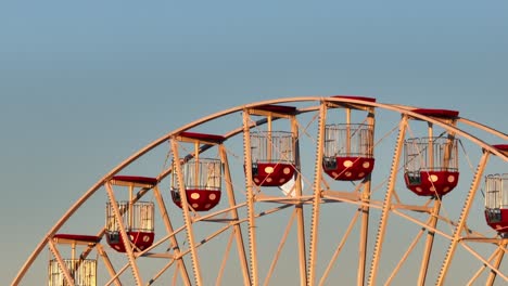 Riesenrad-Mit-Aufgehendem-Mond-Und-Stadt-Im-Hintergrund