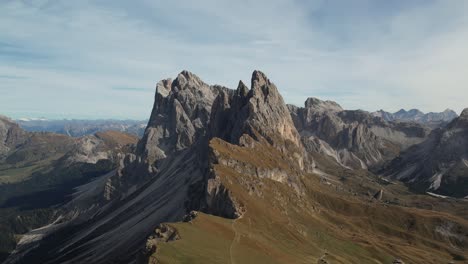 SLOW-PAN-RIGHT-TO-LEFT-SECEDA-DOLOMITI-DRONE-SHOT-4K