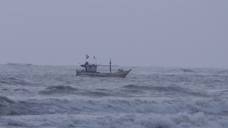 Fischerboot-Segelt-Im-Meer_Carter-Road-Bandra