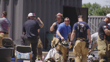 Los-Bomberos-Se-Reúnen-Y-Se-Preparan-Para-El-Entrenamiento-En-Siloam-Springs,-Arkansas.