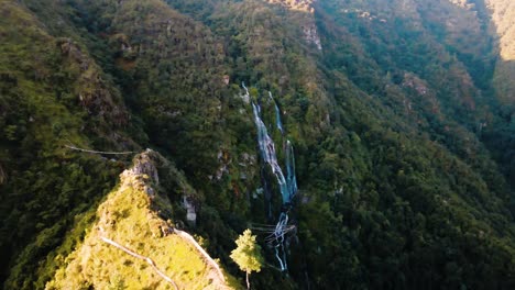 Luftaufnahme-Des-Wasserfalls-Im-Mittleren-Wald-In-Nepal