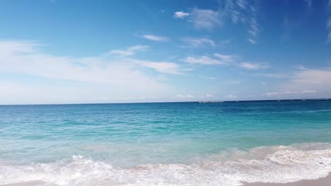 Sanfte-Wellen-Brechen-An-Den-Strand-Mit-Dünnen-Wolken