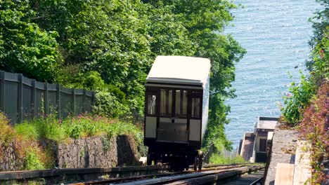 Historische-Babbacombe-Cliff-Railway-Zug-Seilbahn-Von-Oddicombe-Beach-Bis-Nach-Babbacombe-In-Torquay,-Devon,-England,-Großbritannien