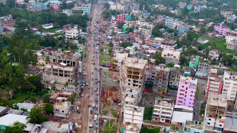 Stark-Verstopfte-Straßen-In-Der-Armen-Slumstadt-Barisal-In-Bangladesch,-Luftaufnahme