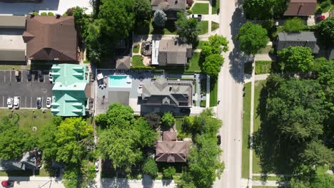 Barrio-De-Dearborn,-Michigan,-Con-Un-Vídeo-De-Un-Dron-Moviéndose-Sobre-Su-Cabeza-Mirando-Hacia-Abajo