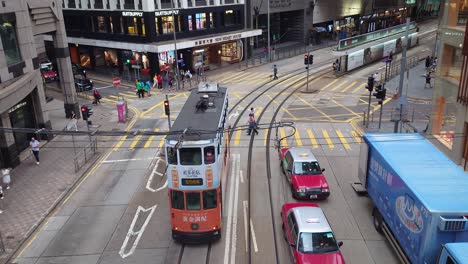 Mit-Blick-Auf-Des-Voeux-Road-Central-Mit-Straßenbahnen-Und-Bussen-Vorbei-An-Der-Nordküste-Von-Hong-Kong-Island