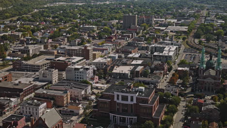 Cincinnati,-Ohio,-Luftaufnahme-V5,-Vogelperspektive,-Drohnenüberflug-über-Mutter-Gottes,-Ein-Historisches-Viertel-In-Covington,-Das-Eine-Mischung-Aus-Alter-Und-Moderner-Architektur-Einfängt-–-Aufgenommen-Mit-Inspire-3-8k-–-September-2023